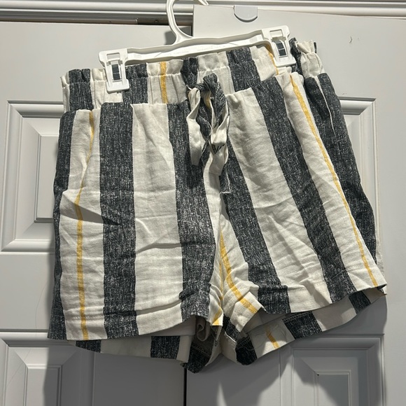 Striped dress shorts size medium - Picture 1 of 3